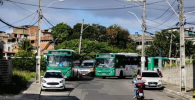 Por causa da ação policial, ônibus no bairro estão indo apenas até a localidade do Arvoredo. Crédito: Arisson Marinho/CORREIO