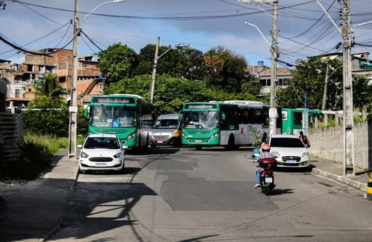 Por causa da ação policial, ônibus no bairro estão indo apenas até a localidade do Arvoredo. Crédito: Arisson Marinho/CORREIO