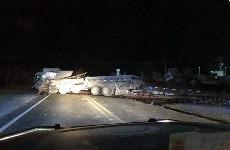 Motorista morre e outro fica em estado grave após batida entre caminhões em rodovia do oeste da Bahia — Foto: Divulgação/PRF