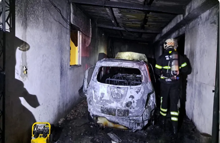 Carros pegam fogo em Salvador e dez pessoas são levadas para hospital após inalarem fumaça — Foto: Divulgação/Corpo de Bombeiros