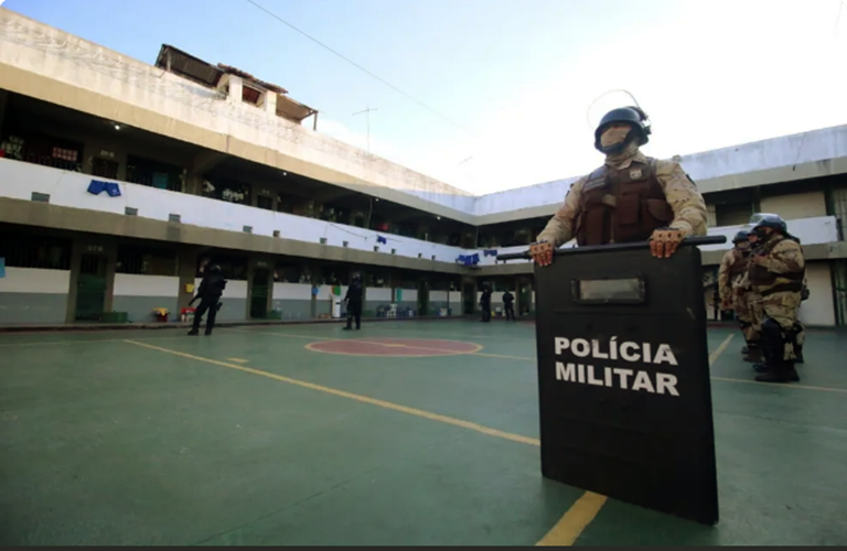 Policiais em unidade prisional de Salvador durante operação nesta terça-feira (15) — Foto: Divulgação/Alberto Maraux